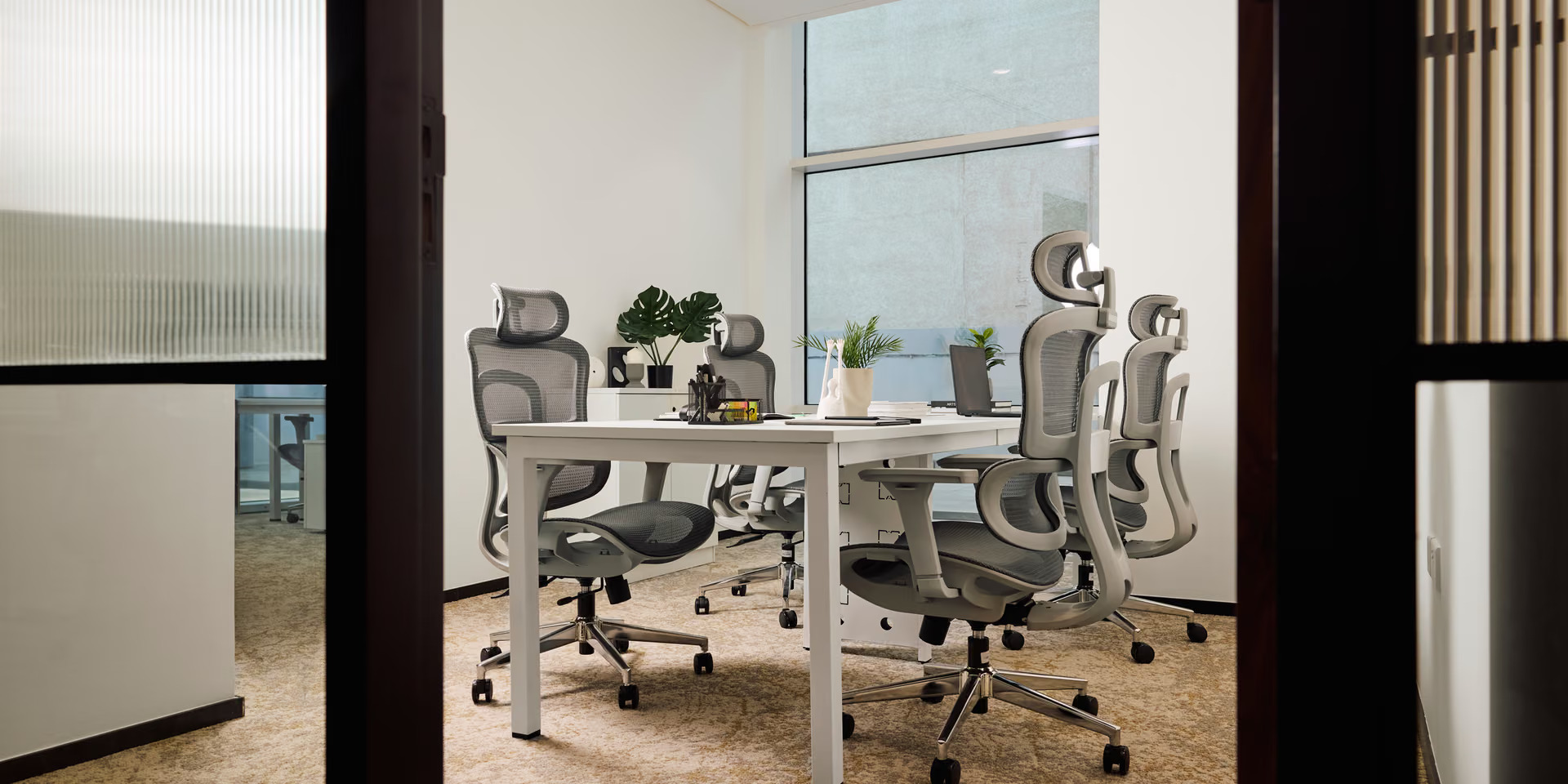 How much does it cost to rent an office in Dubai?